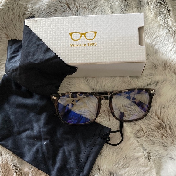 Accessories - Grey tortoise shell blue-light glasses with box, sleeve, and dust cloth